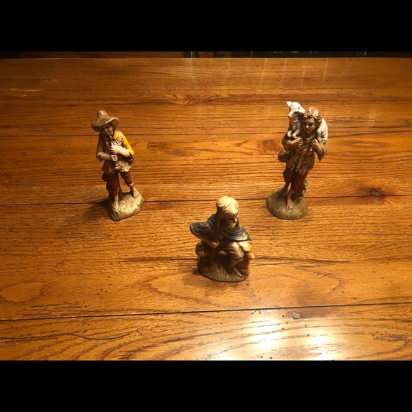 Hand painted, gorgeous 19 piece nativity figurines - Picture 6 of 7